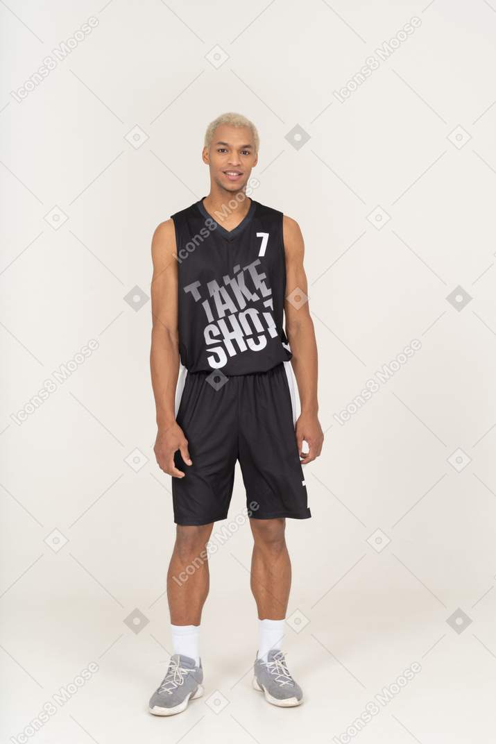 一名年轻男篮球运动员站着不动的前视图