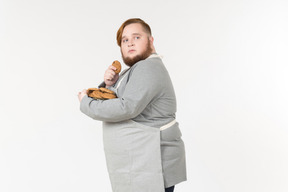 Un hombre gordo con galletas alejándose de alguien