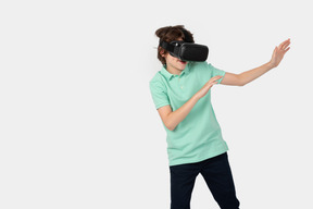 Niño con casco de realidad virtual mirando algo