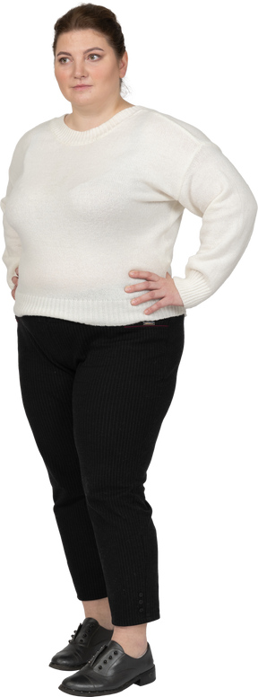 Donna grassoccia in maglione bianco in posa