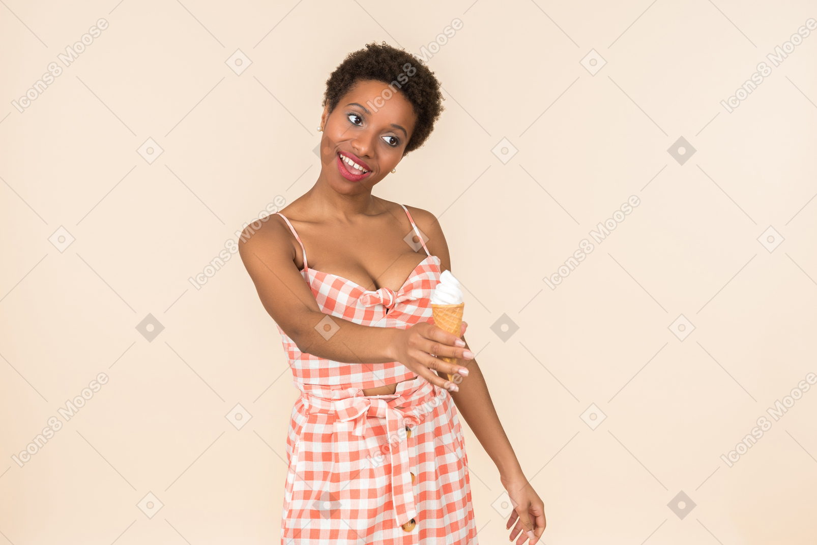 年轻的黑人短头发的女人，穿着格仔的上衣和裙子，与冰淇淋蛋卷合影
