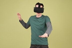 Jeune homme expérimentant la réalité virtuelle