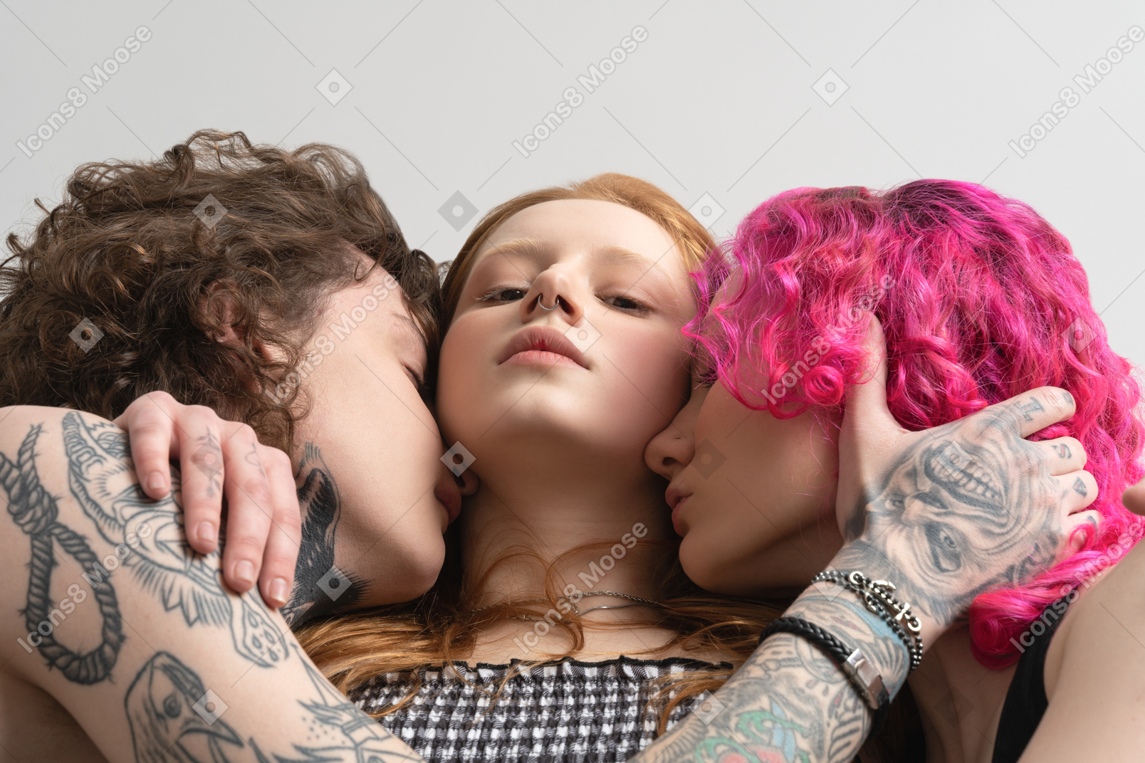 Gruppo di tre adolescenti che dormono insieme