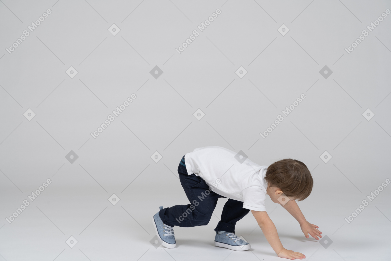 Niño caminando a cuatro patas