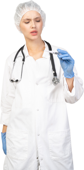 Вид спереди озадаченной молодой женщины-врача со стетоскопом и термометром