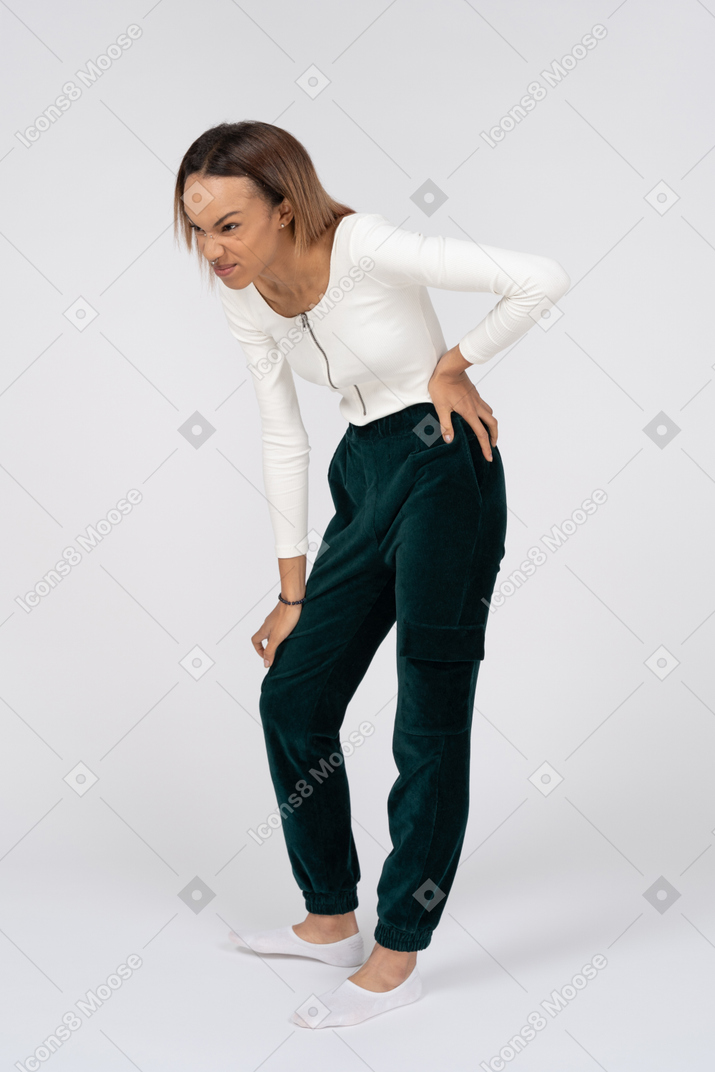 Donna in abiti casual in piedi