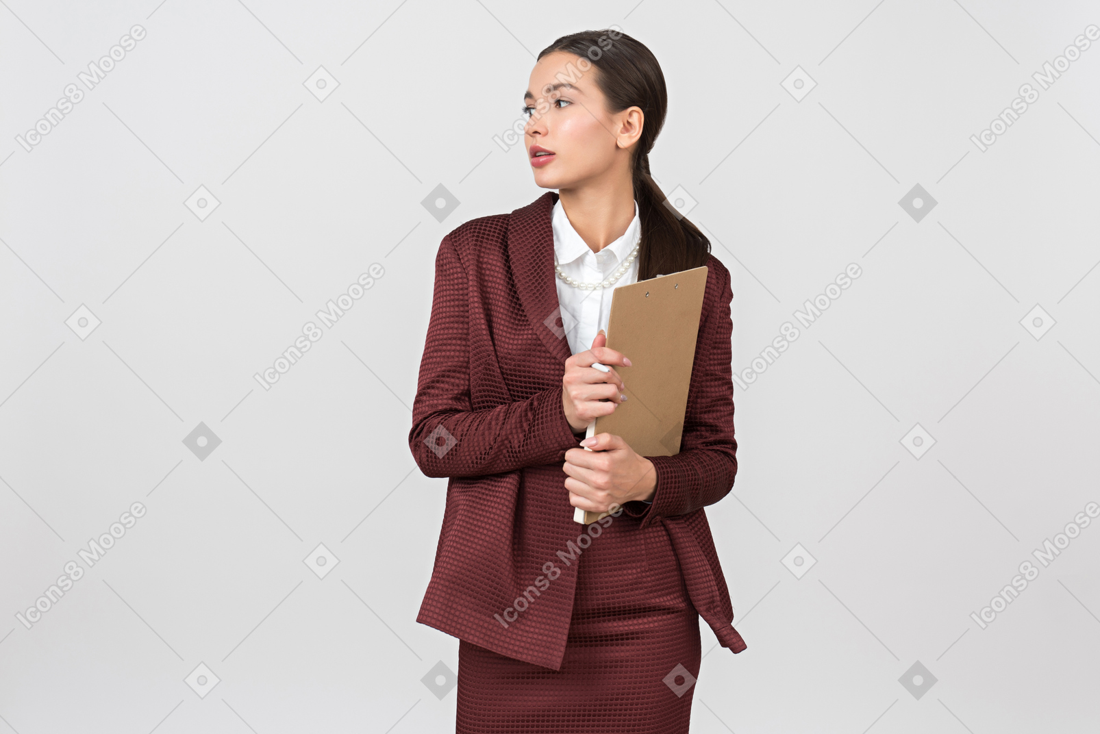 Atractiva mujer vestida formalmente sosteniendo un portapapeles