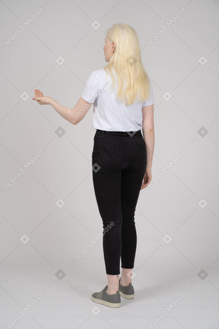 物乞いの手ジェスチャーを持つ若い女性の背面図