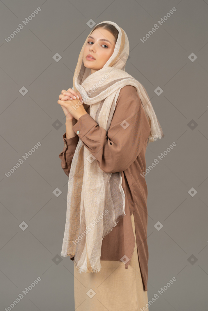 Mujer en ropa tradicional con los brazos cruzados