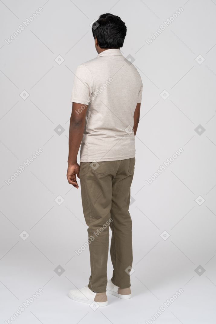 Homem em roupas casuais em pé