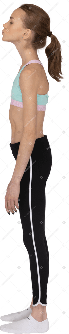 Seitenansicht eines jugendlich mädchens in der sportbekleidung, die den kopf zurückwirft und schmollt