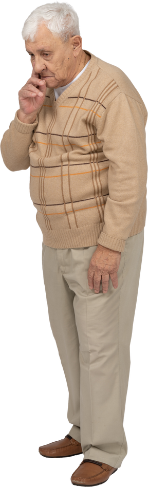Вид спереди задумчивого старика в повседневной одежде