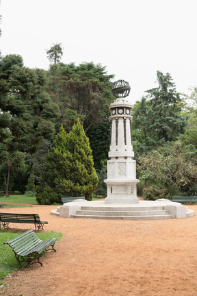 公園内のモニュメント気象柱