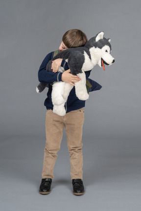 Retrato de un niño abrazando un peluche