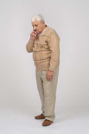 Вид спереди задумчивого старика в повседневной одежде