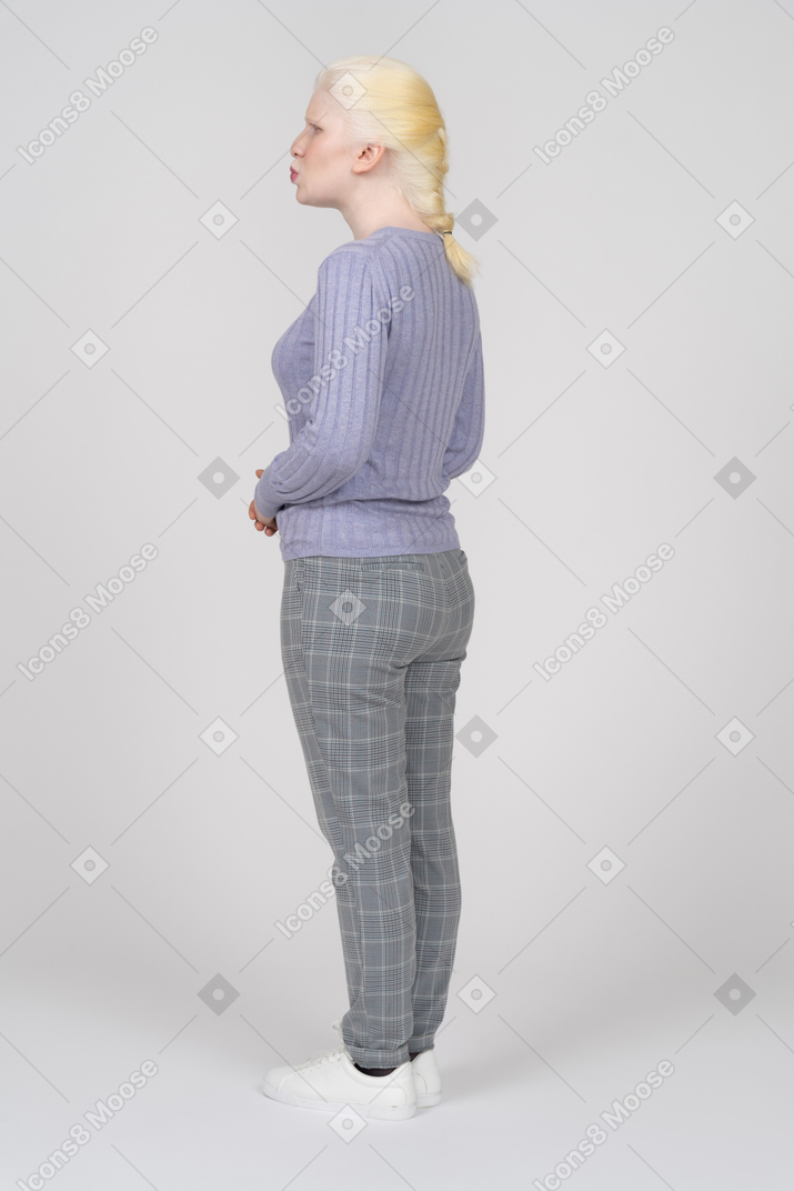 編んだ髪の立っている若い女性