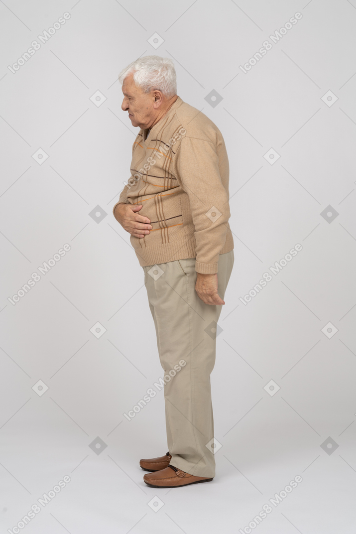 Vista laterale di un vecchio che soffre di mal di stomaco