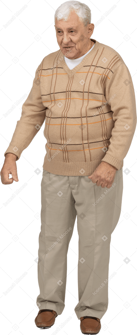 Vue de face d'un vieil homme heureux dans des vêtements décontractés