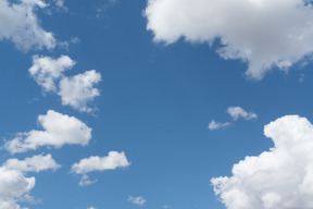 Blauer himmel mit wolken