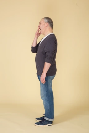Hombre en ropa casual posando