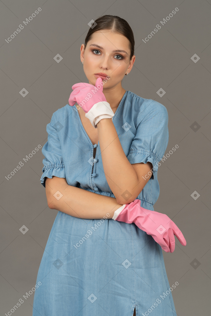Portrait d'une jeune femme posant dans des gants en latex
