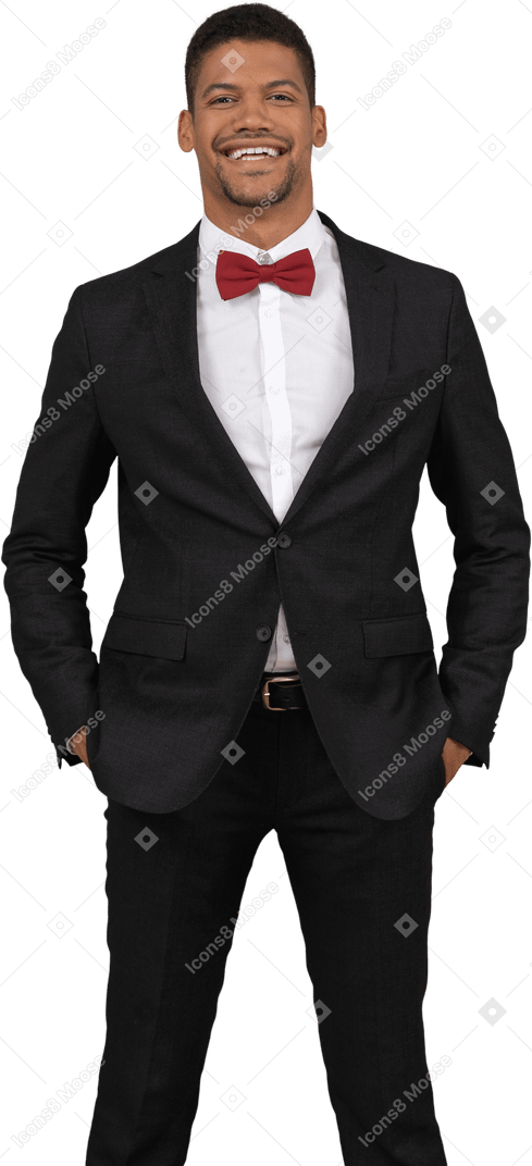 Homme en costume noir debout