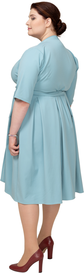 Vista posteriore di una donna in abito blu