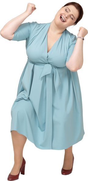 Vista frontal de uma mulher feliz em um vestido azul gesticulando