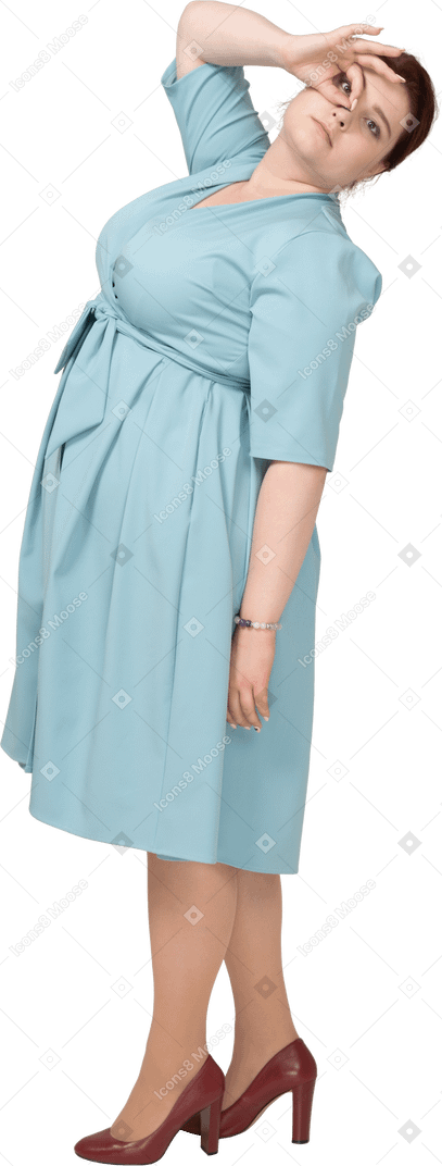 指を通して見ている青いドレスを着た女性の側面図