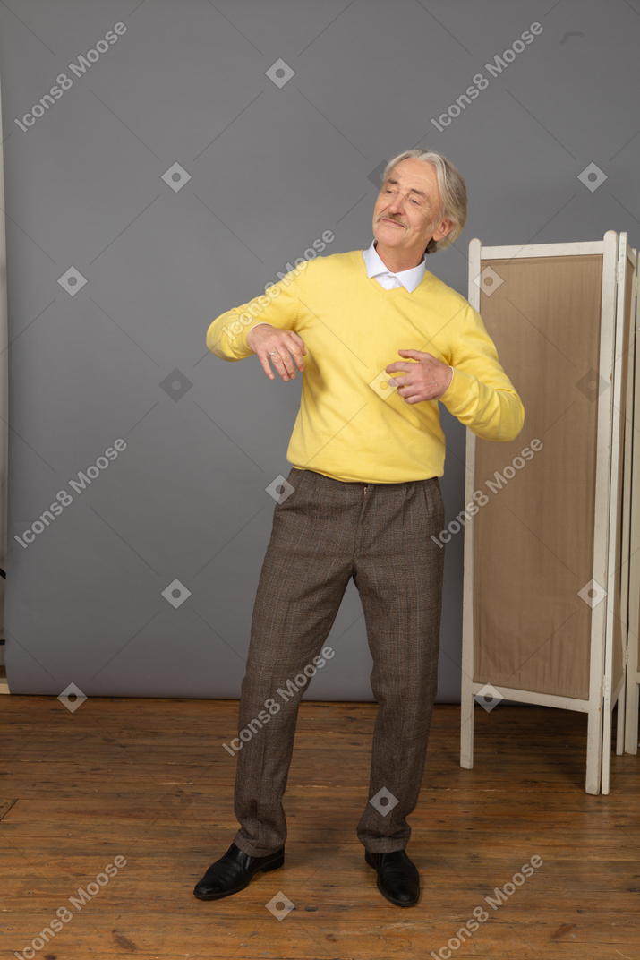 Vista de tres cuartos de un anciano sonriente gesticulando