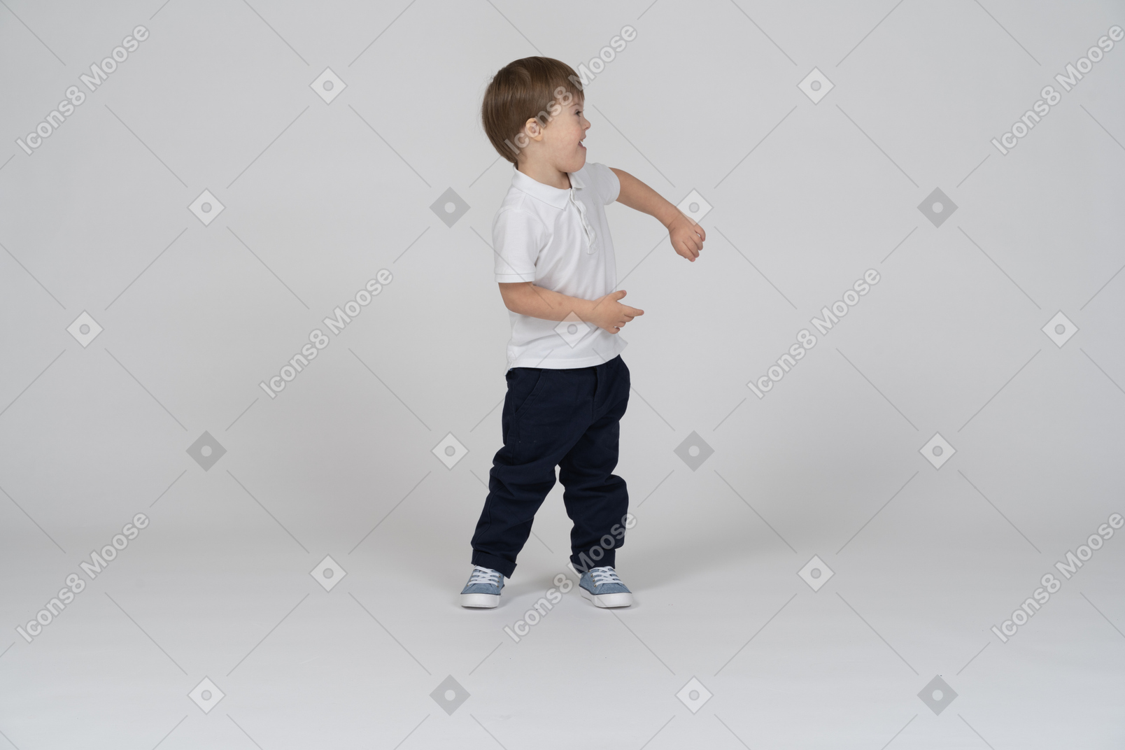 Веселый маленький мальчик двигает руками