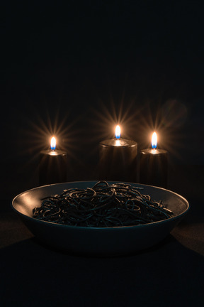 검은 촛불 가운데 어두운 낭만적 인 저녁 식사