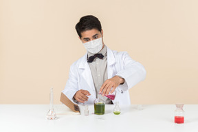 Joven científico masculino trabajando en un laboratorio