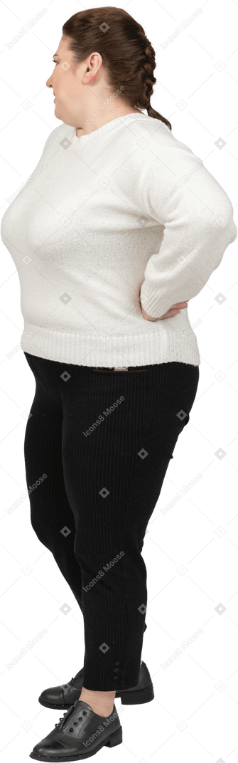 Пухлая женщина в повседневной одежде, положив руки на бедра