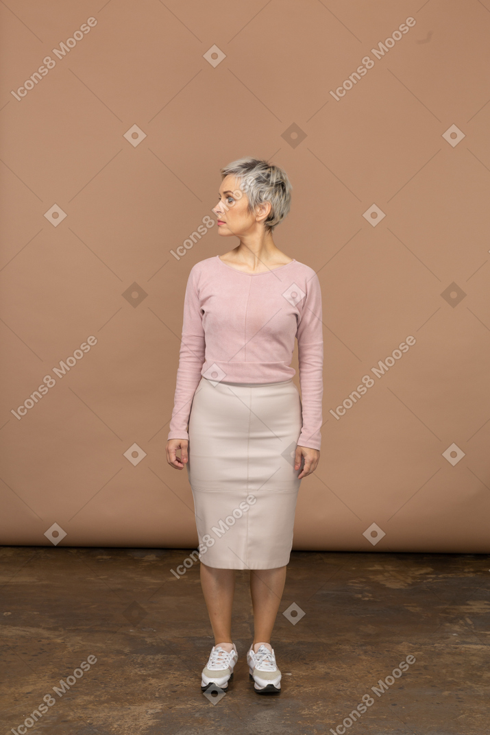 Vista frontal de uma mulher com roupas casuais