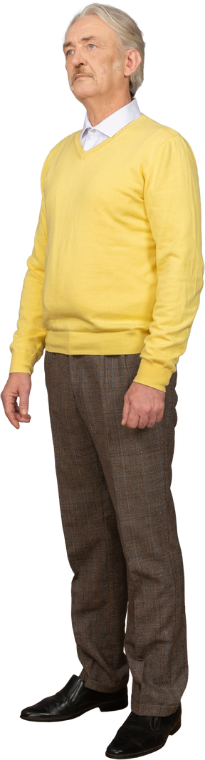 노란색 스웨터를 입고 가만히 서있는 노인의 3/4보기