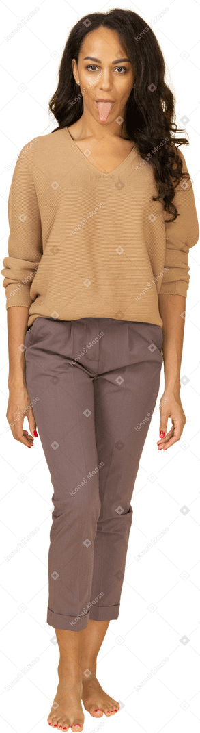 Vista frontal de uma jovem mulher com roupas casuais, mostrando a língua