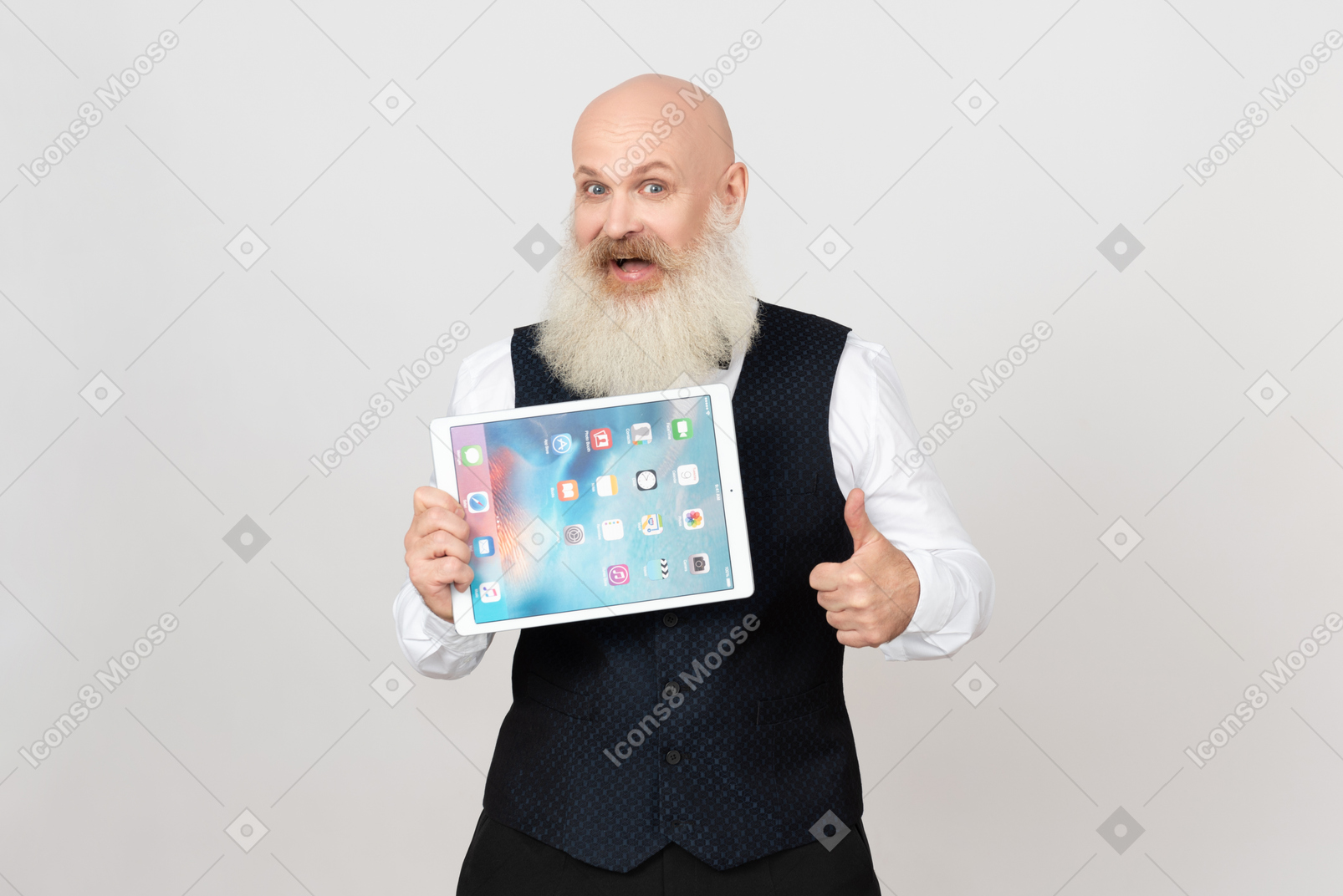 Apuesto hombre envejecido sosteniendo la tableta y mostrando el pulgar hacia arriba
