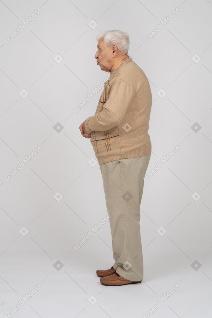 Seitenansicht eines alten mannes in freizeitkleidung