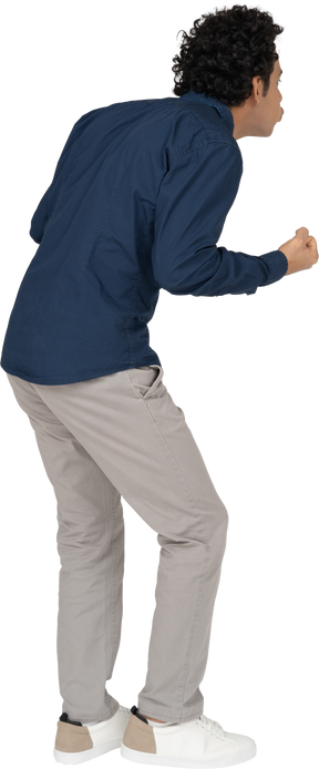 Vista lateral de um homem com roupas casuais gesticulando