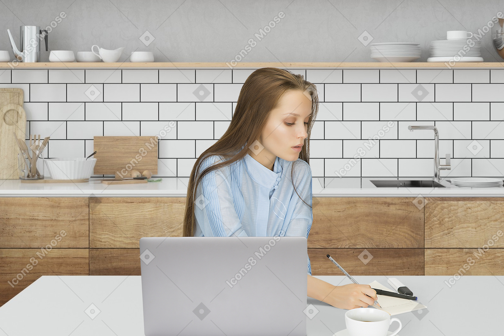 책상에 앉아 노트북 한 여자