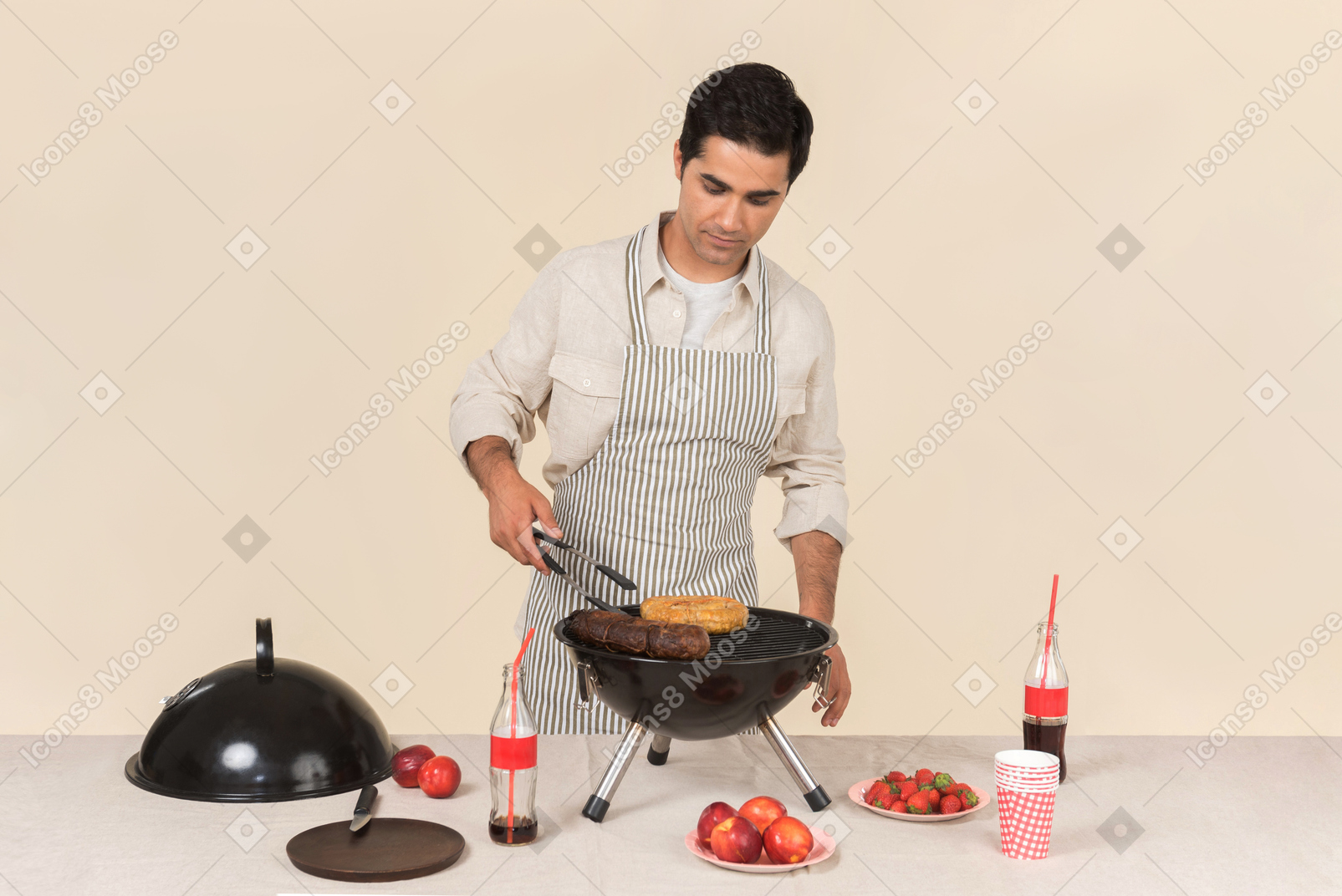 Jovem homem caucasiano preparando churrasco