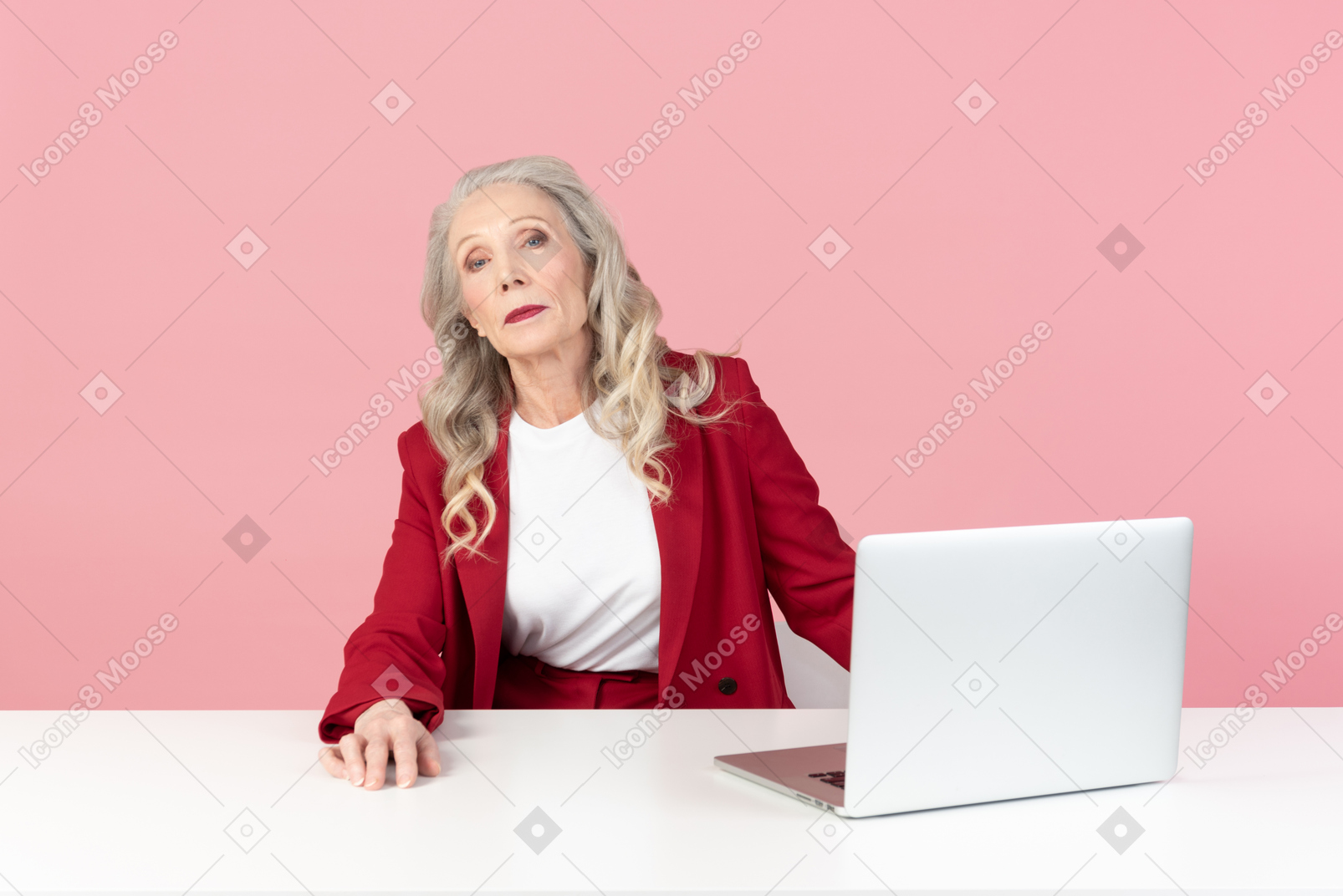 コンピューターのテーブルに座っている高齢者のオフィスワーカー