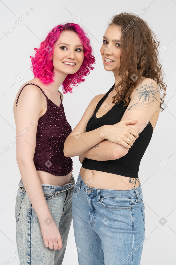 웃는 두 젊은 여성