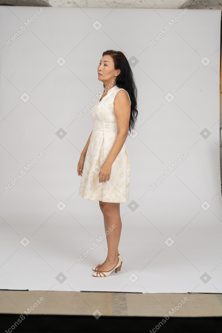 立っている白いドレスを着た女性