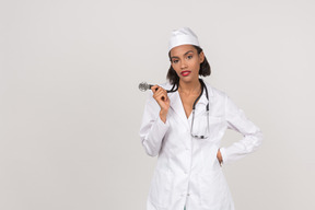 聴診器を持って魅力的な若い女性医師
