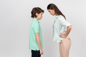 Maman en colère et son fils debout face à face