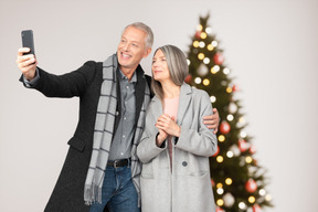 Couple de personnes âgées célébrant noël