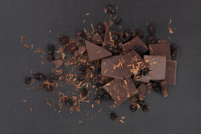 Crashed dark chocolate with raisins and spices