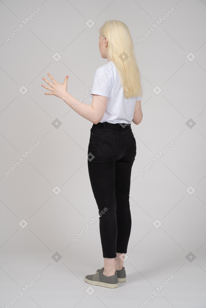 Vista traseira de uma mulher de cabelos compridos gesticulando
